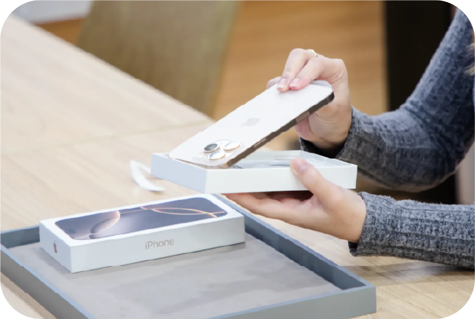 ส่วนต่างแพงไหม? -รุ่นและสภาพของ iPhone หรือ iPad เครื่องเดิม -รุ่นของเครื่องใหม่ที่เลือก -ตัวเลือกการผ่อน (มือ 1 หรือ มือ 2) คุณสามารถ ดูแนวโน้มส่วนต่างและแผนผ่อน ได้จากการประเมินเบื้องต้นผ่านเว็บไซต์ ก่อนตัดสินใจจริงจากนั้นจะมีการตรวจสอบเครื่องจริงที่สาขา  และตกลงเงื่อนไขร่วมกัน ก่อนดำเนินการ